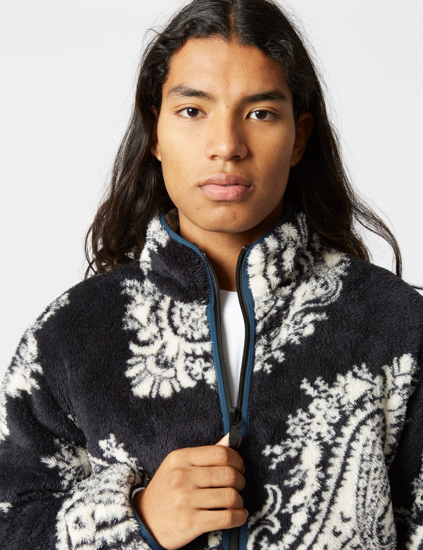 Jebson Fleecejacke (Paisley Big Print) – Schwarz/Squid Dark Blue
