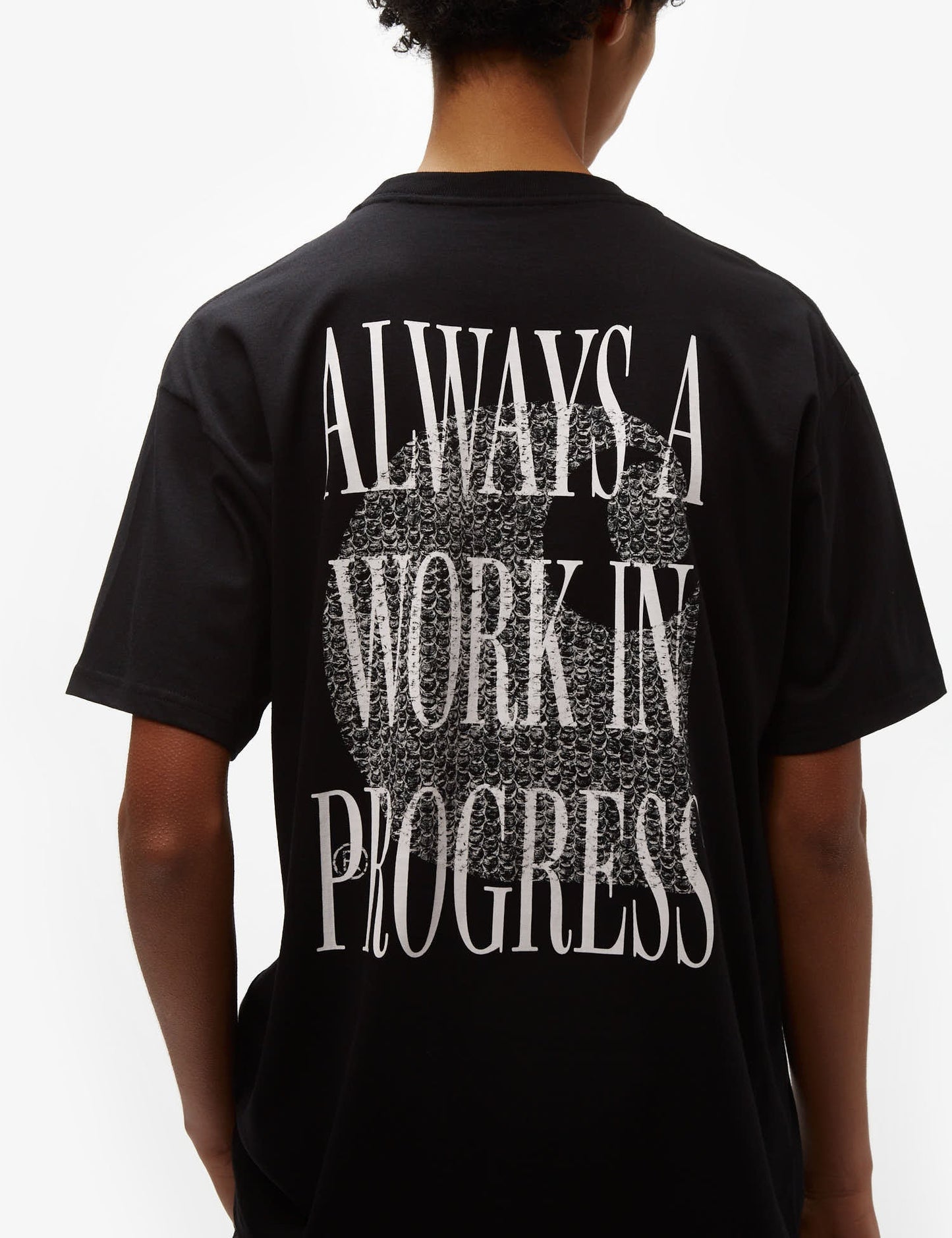 T-Shirt „Always a WIP“ (leger geschnitten) – Schwarz